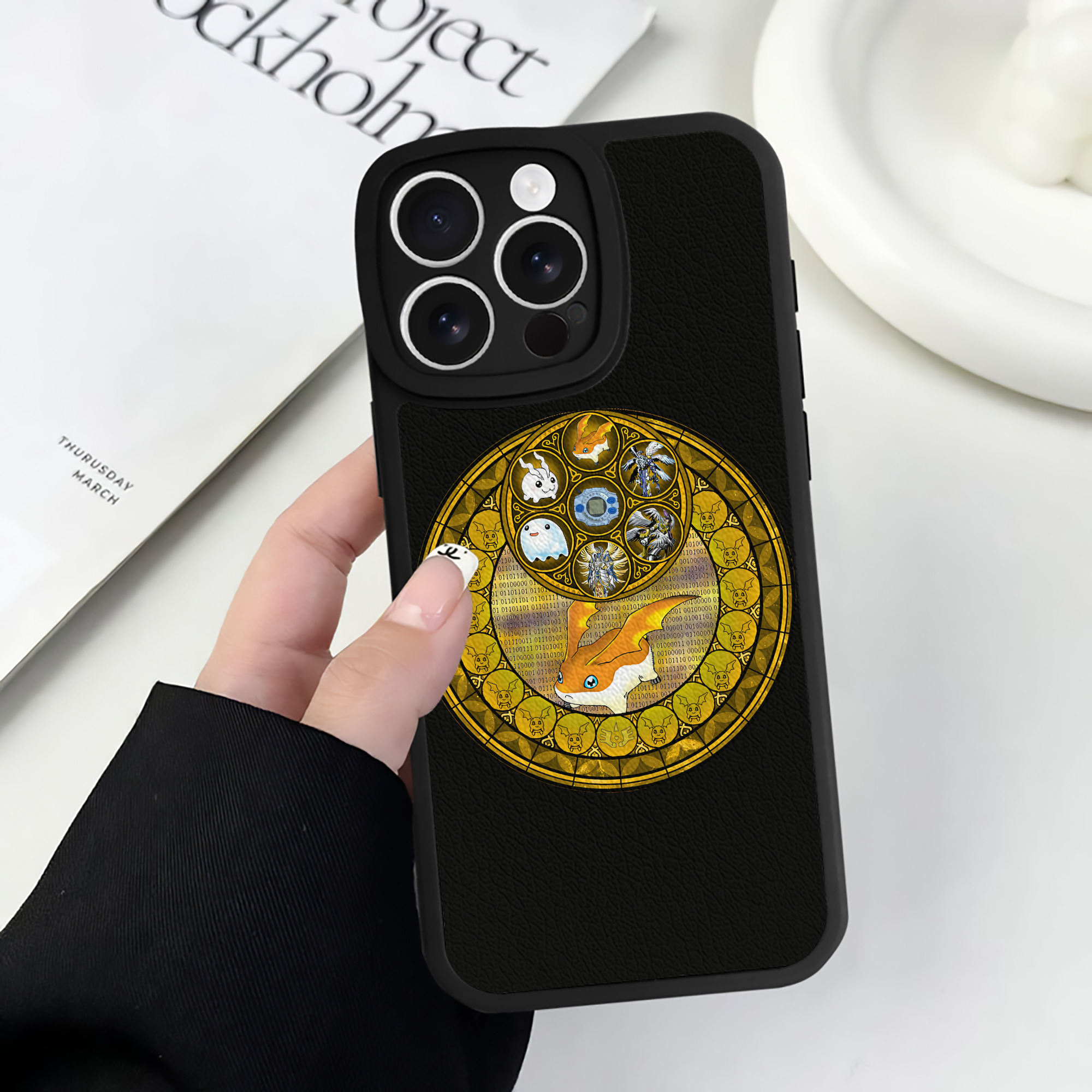 （画像用） Digimon デジタルモンスター/デジモン 【iPhone 16シリーズ対応】シリコンスマホケース（レザー調） 材質：シリコン